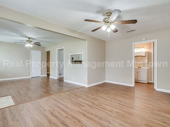 Building Photo - Charming 3-Bedroom Home with Spacious Yard...