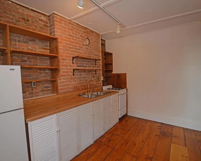 kitchen - 40 River Rd