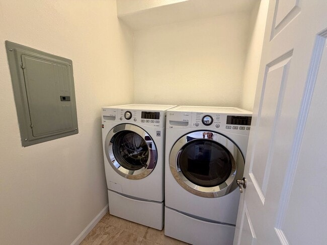 Building Photo - Close to shopping and easy access to Freeway!!!