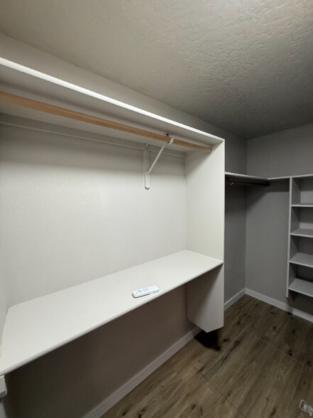 Building Photo - 1093 W Waltman Dr