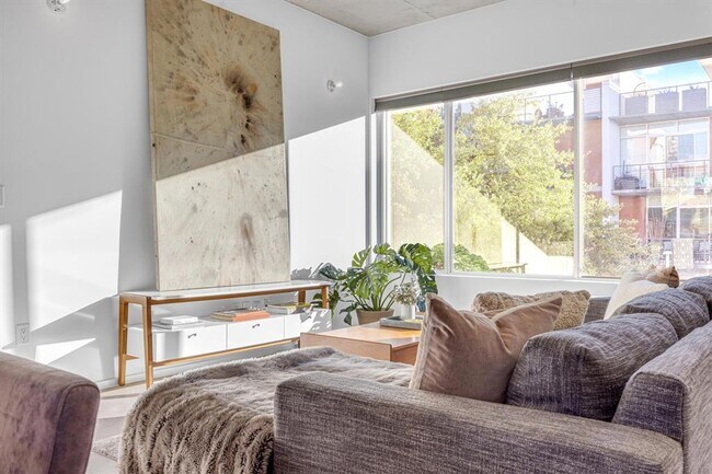 Building Photo - 2301 S 5th St