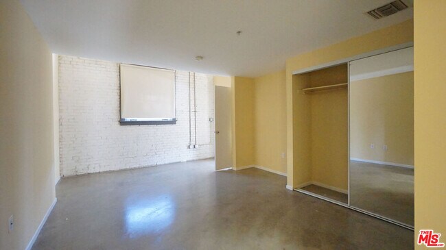 Building Photo - 922 W 23rd St