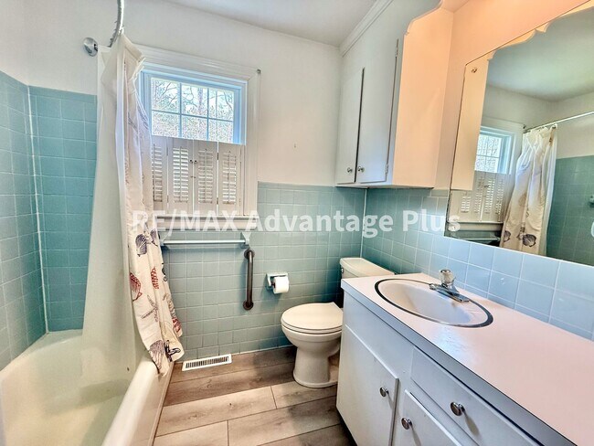 Building Photo - Very Spacious Home with 2 beds/2 baths and a bonus room, close to Charlotte Courthouse