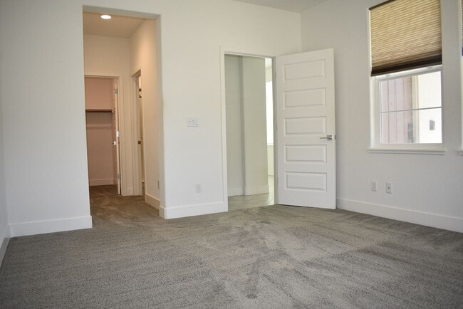 Building Photo - 6000 Danwood Dr