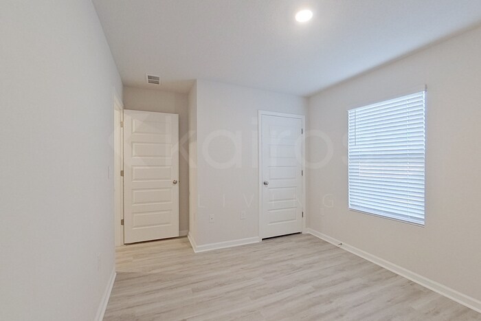 Building Photo - 261 Monarch Ln