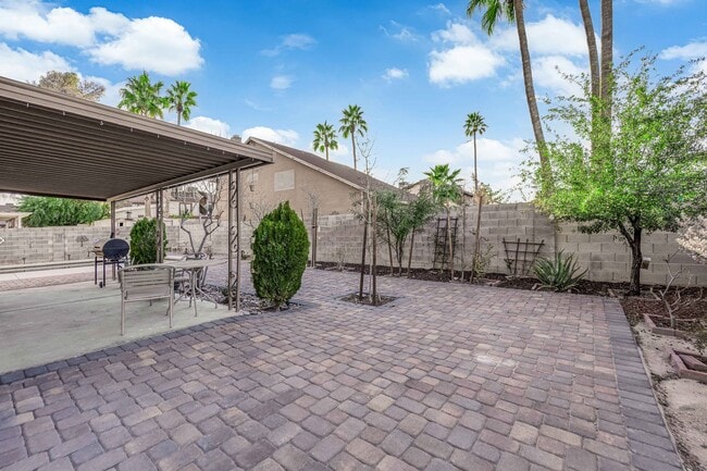 Building Photo - Beautiful 4 bed/ 3 bath POOL Home For Rent