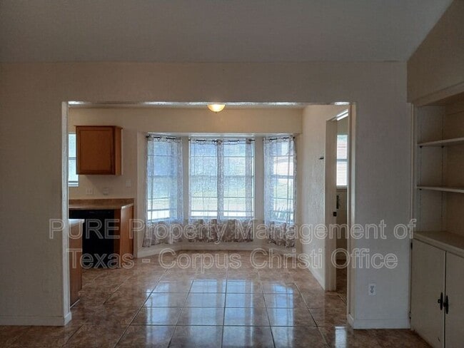 Building Photo - 2255 Lombardy Dr