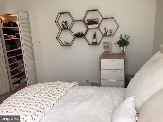 Building Photo - 1906 Fairmount Ave