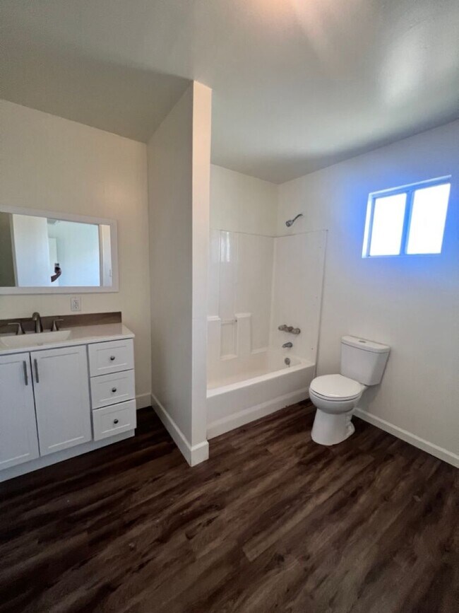 Building Photo - Spacious w/Large Yard!