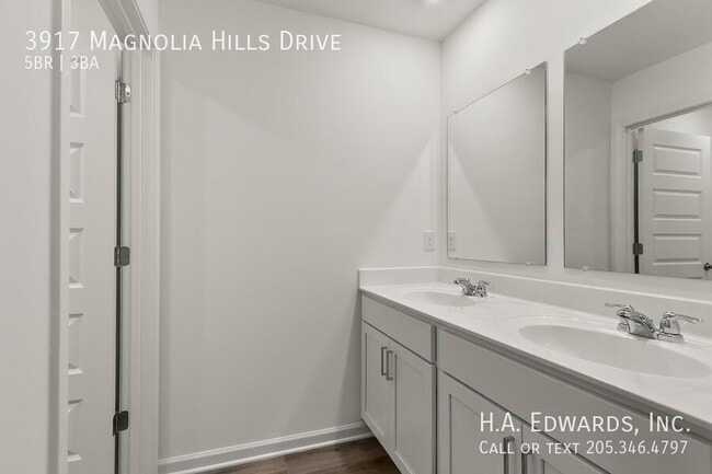 Building Photo - 3917 Magnolia Hls Dr