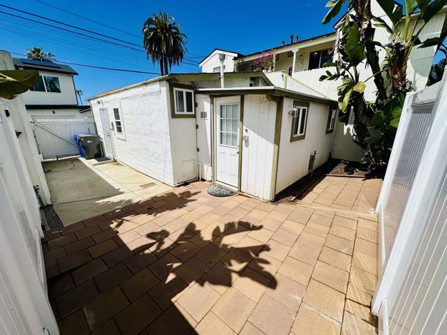 Building Photo - 705 N Ditmar St