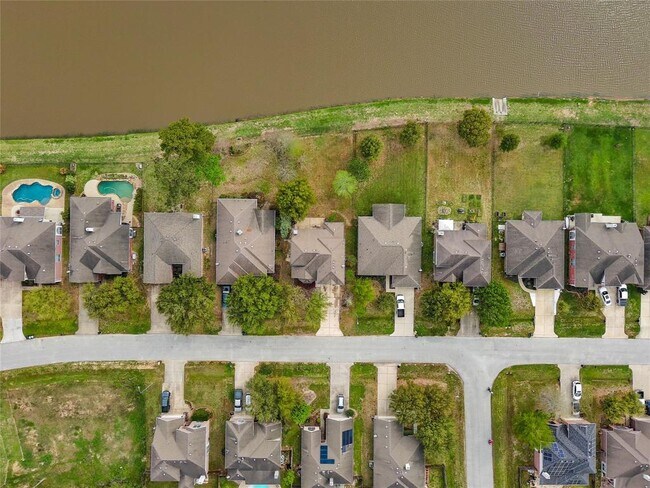 Building Photo - 9219 E Lakeside Dr
