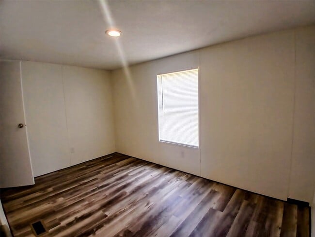 Building Photo - 715 Windwood Dr