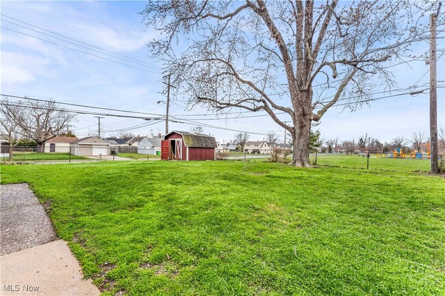 Building Photo - 726 Willow Dr