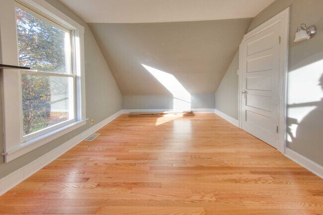 Building Photo - This classic 3 bedroom 2 bath Webster home features a front porch, large deck off the kitchen for...