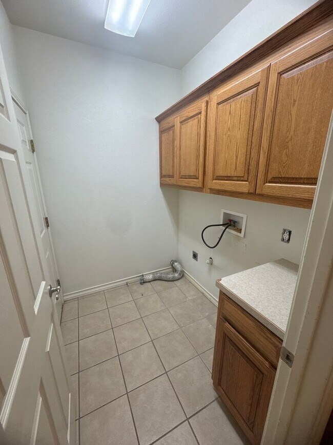 Building Photo - 3 Bed 2 Bath Home Available 10/13