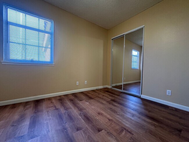 Building Photo - Single Story Home with 3 bedrooms