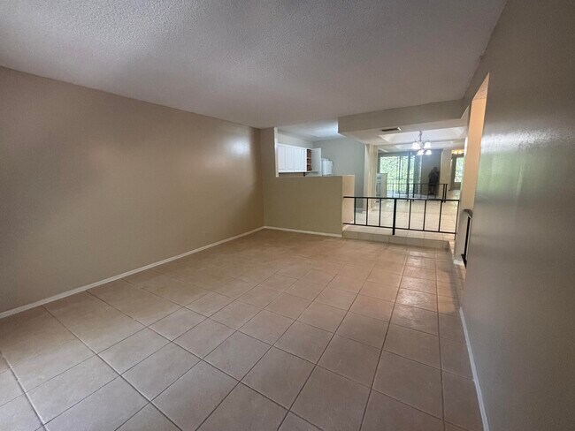 Building Photo - 3720 Inverrary Dr
