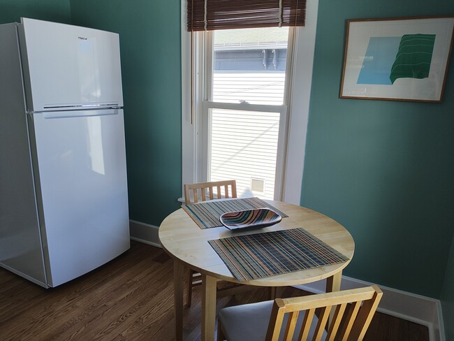 Refrigerator/freezer, full size - 413 N Geneva St