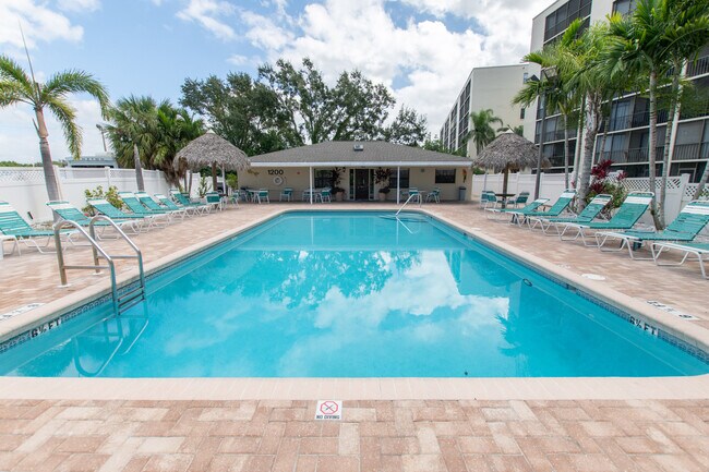 Building Photo - 1000 Cove Cay Dr