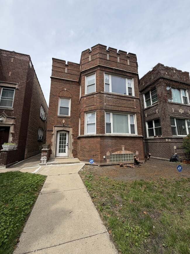 Building Photo - 8040 S Rhodes Ave