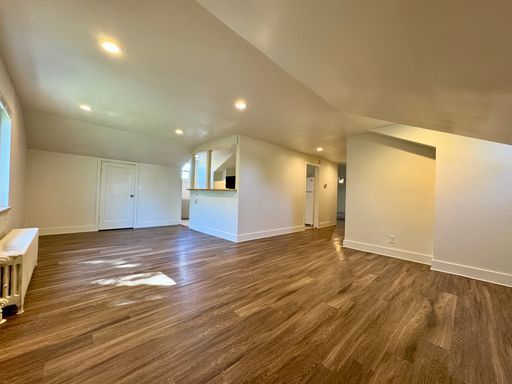 Building Photo - LARGE 2 Bed, 1 Bath Apartment Available NOW!!