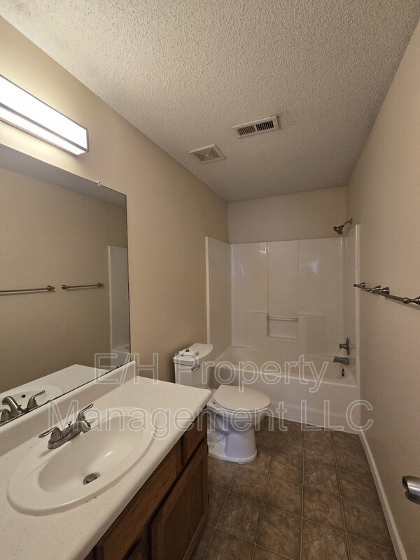Building Photo - 4460 S Elizabeth Ave