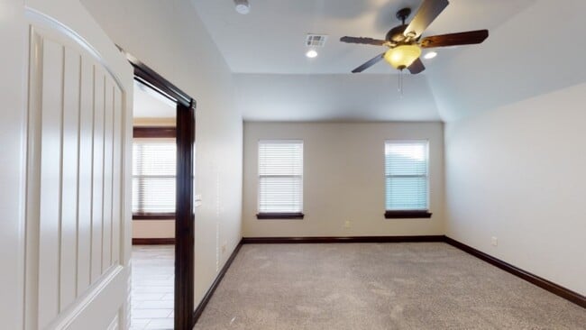 Building Photo - 1621 NE White Rock Dr