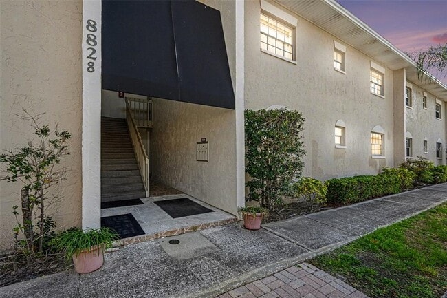 Building Photo - 8828 Bay Pointe Dr