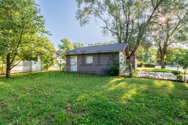 Building Photo - 301 N Spruce St