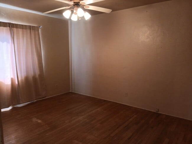 Building Photo - Charming 2-bedroom, 1-bathroom home! Showings available now! Move in special!!
