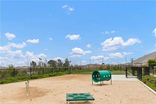 Building Photo - Great 3 bed 3 bath home