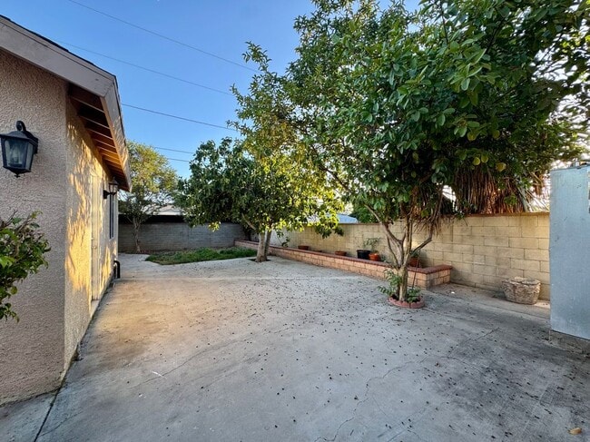 Building Photo - 825 San Marino Ave