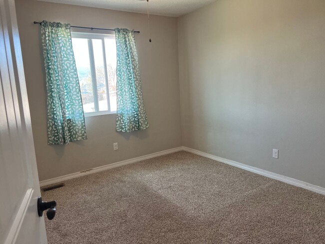 Building Photo - Close to Ft. Carson! 3 bed, 2 bath, 2 car ...