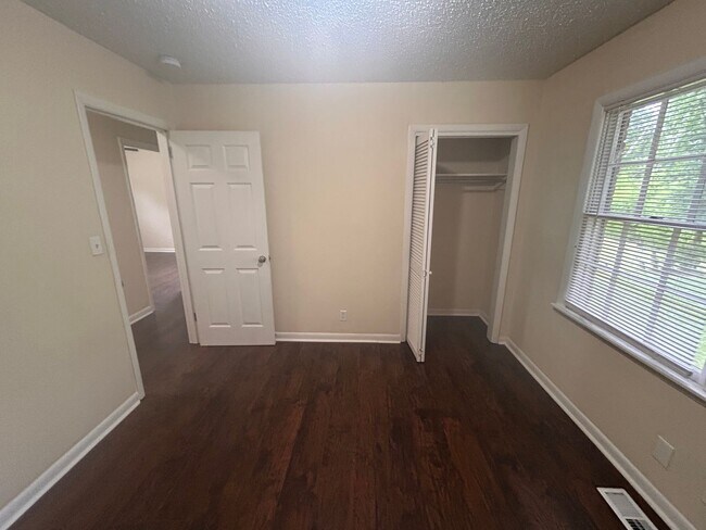 Building Photo - Beautiful 3 BED- 2BA with bonus room fenced in yard