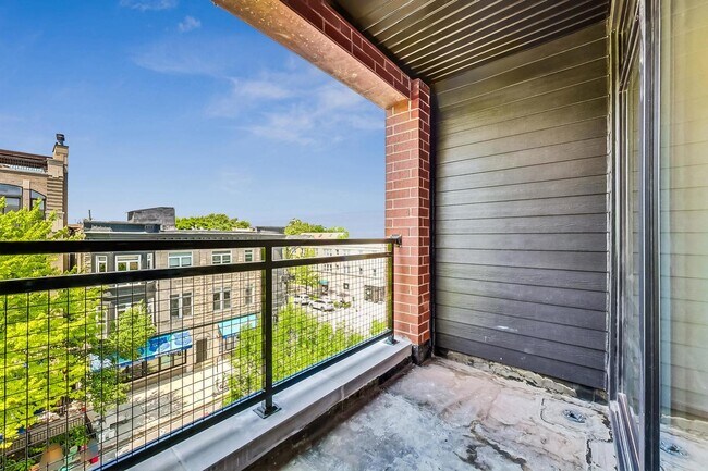 Building Photo - 3355 N Southport Ave