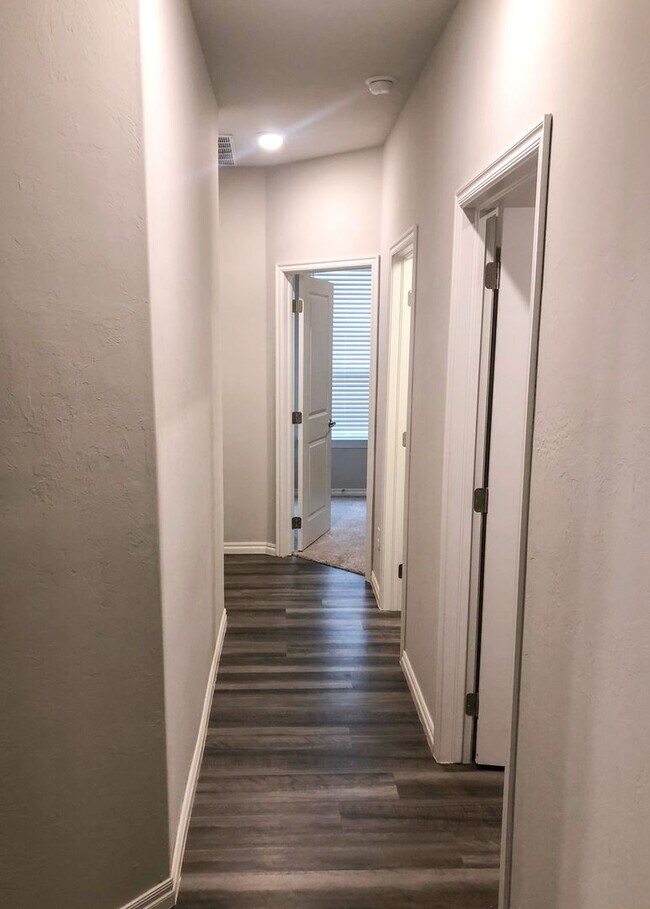 Building Photo - Luxurious Home in Falling Springs!