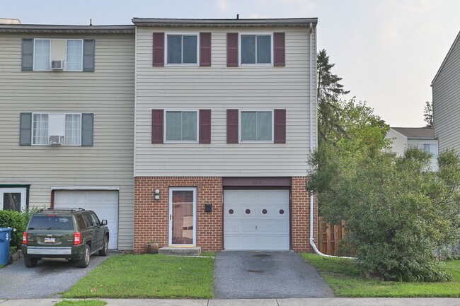Building Photo - Townhouse in Highspire
