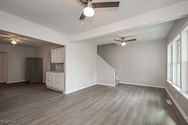 Building Photo - Four Bed 2 Full Bath in Lorain- FIRST MONTH RENT HALF OFF!