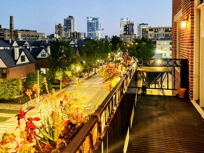 Building Photo - 1515 N Van Buren St