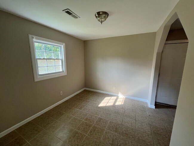 Building Photo - Three Bedroom Home Within Walking Distance to Alabama A&M