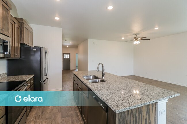 Building Photo - 2219 HORNBEAM ST