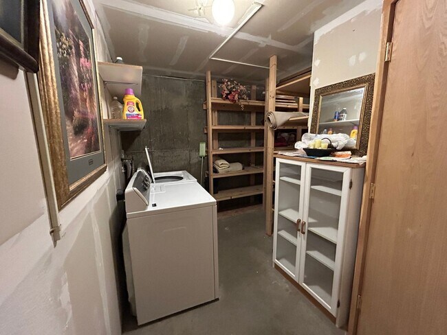 Building Photo - Beautiful Furnished 2 Bedroom Basement Apa...