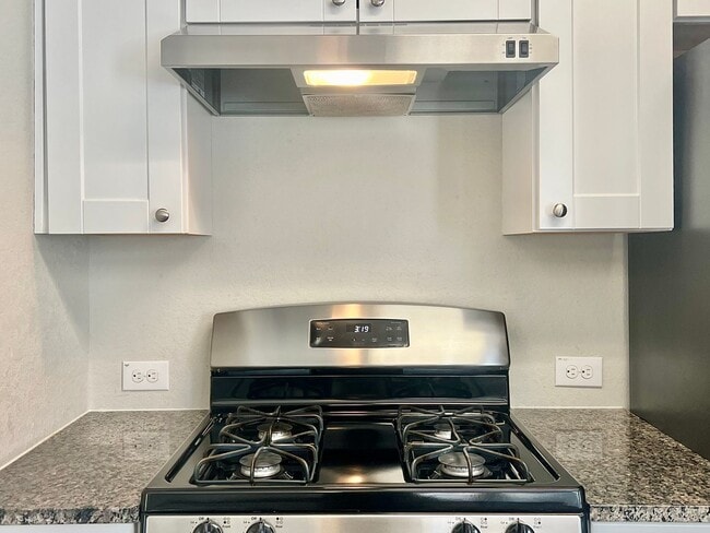 Building Photo - Charming Single-Story Home in Amenity-Rich Community