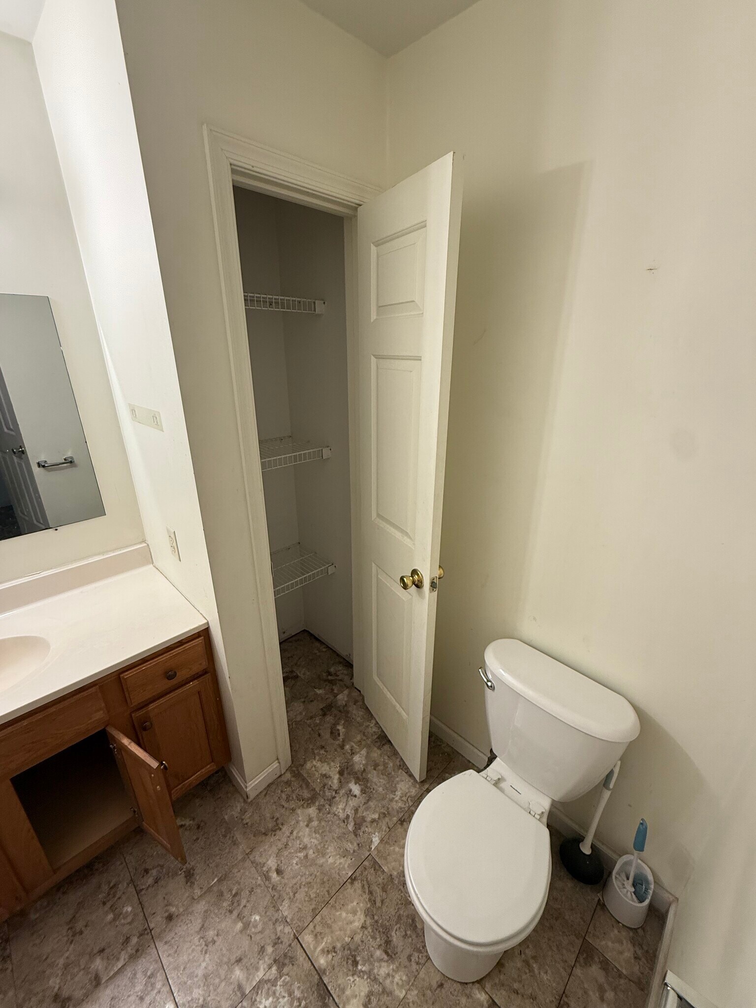 bathroom - 218 N Queen St