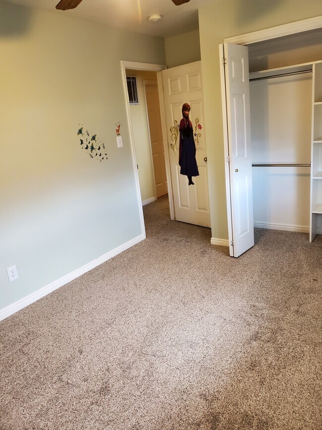 Building Photo - 285 N 400 E