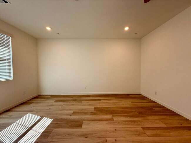 Building Photo - 4 BED 3.5 BATH 2 CAR GARAGE HOME w/ LOFT, ...
