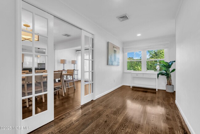 Building Photo - 1037 Woodgate Ave