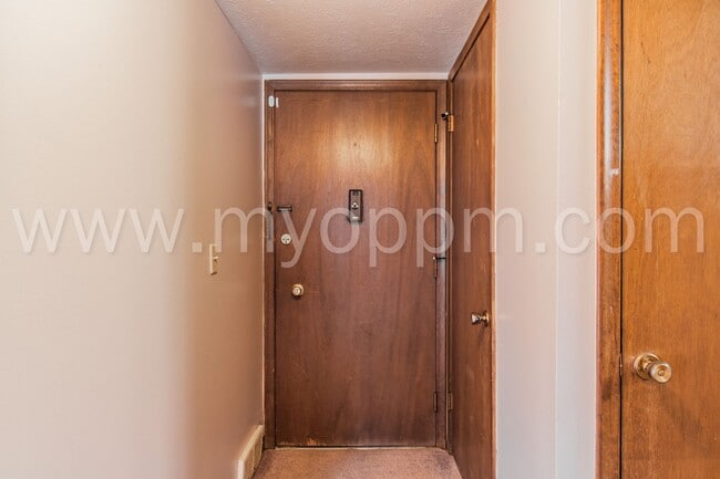 Interior Photo - ALANSCO 1016 N 47 Ave