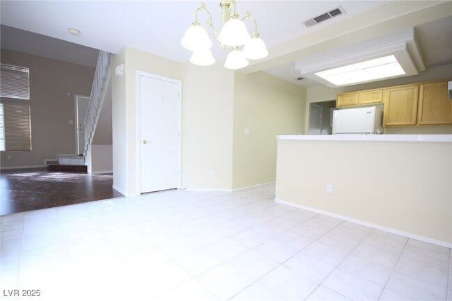 Building Photo - 3440 Middle View Dr